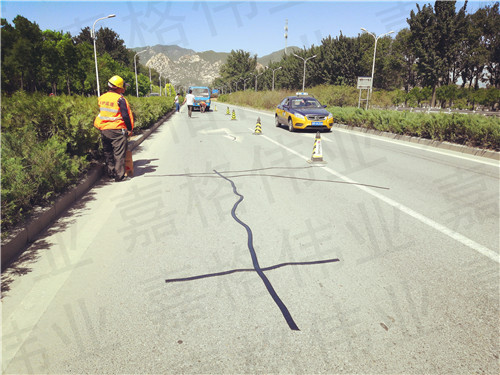 嘉格公路貼縫帶讓道路養(yǎng)護(hù)不再苦、臟、累