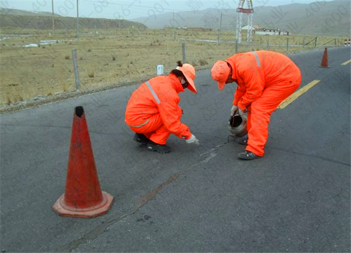 公路裂縫修補用的防水油膏和灌縫瀝青區(qū)別在哪里？