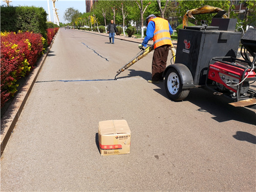 道路出現(xiàn)裂縫，公路灌縫膠是怎么和工人一起完成修補(bǔ)的呢？