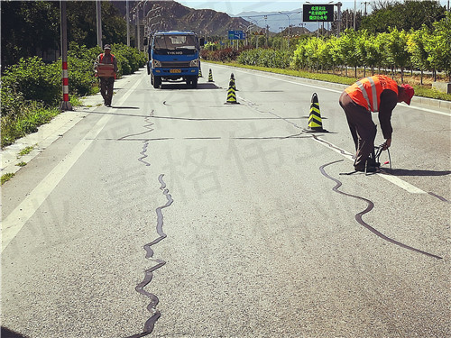 道路路面貼縫帶，一種比灌縫材料綜合成本更低的裂縫修補材料