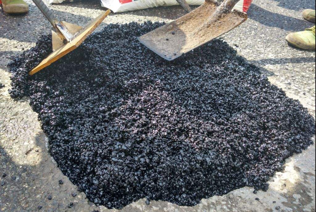 瀝青冷補(bǔ)料施工便捷，道路養(yǎng)護(hù)好幫手